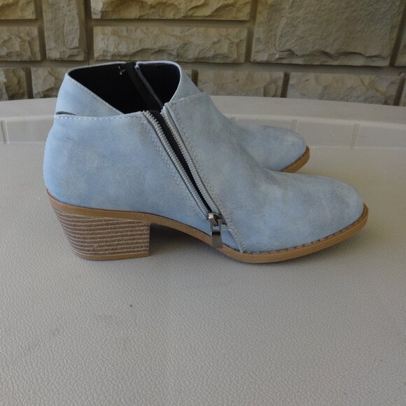Blue Booties, women's 7 1/2, (38 euro) side zip, faux leather, no brand like new - Picture 3 of 10